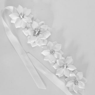 6 Flower White Bun Wrap with Large Flower